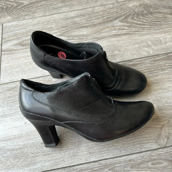 Clarks Artisan Smooth Buttery Leather  Zip Up Clogs Booties in Black - Picture 2 of 13